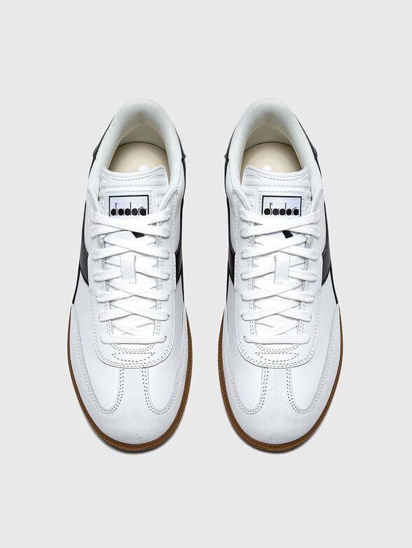 Sports shoes with contrasting logo - 6