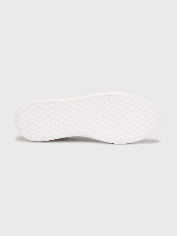 Sneakers with embossed side logo - 5