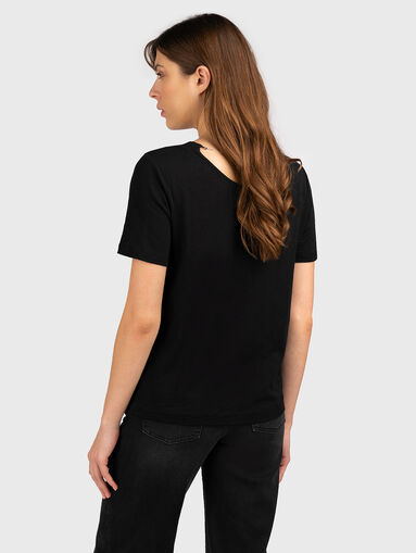 Black T-shirt with accent chain - 3