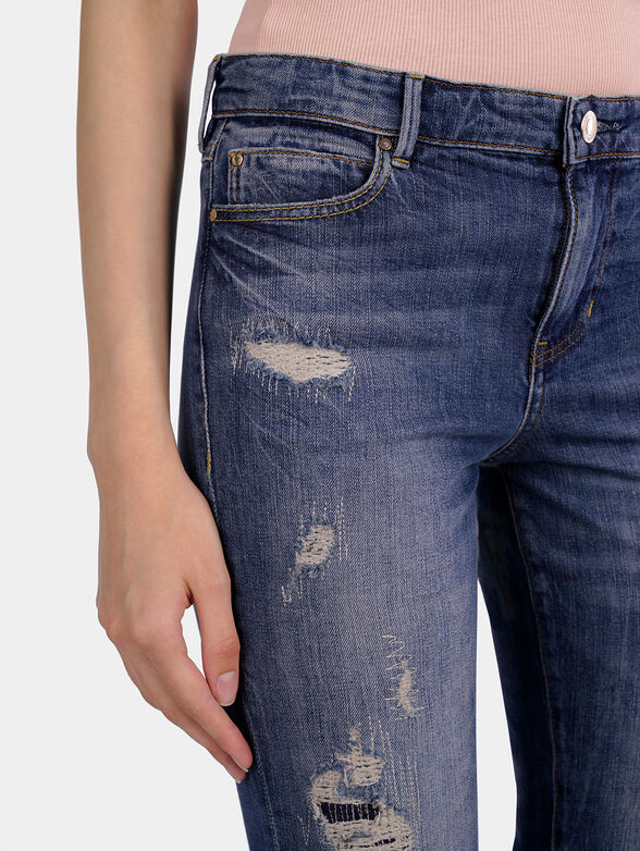 Cropped jeans with ripped details - 3