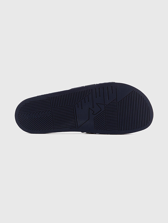 Black beach slippers with logo accent - 3
