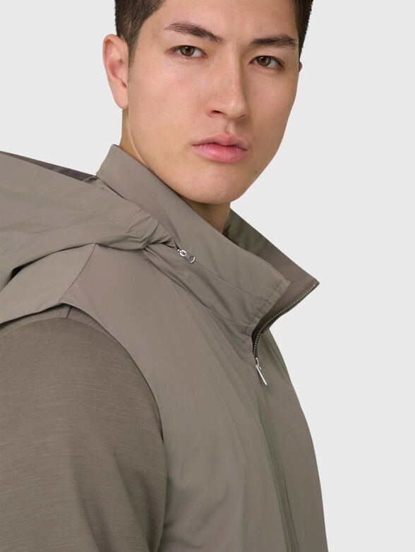 Vest with a detachable hood - 4
