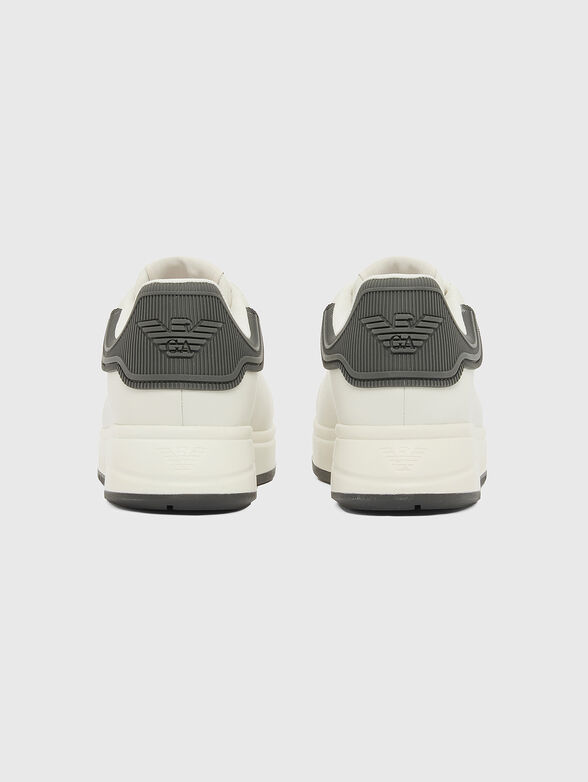 Sneakers with an embossed logo detail - 3