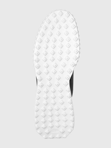 Sports shoes in black with logo accent  - 4