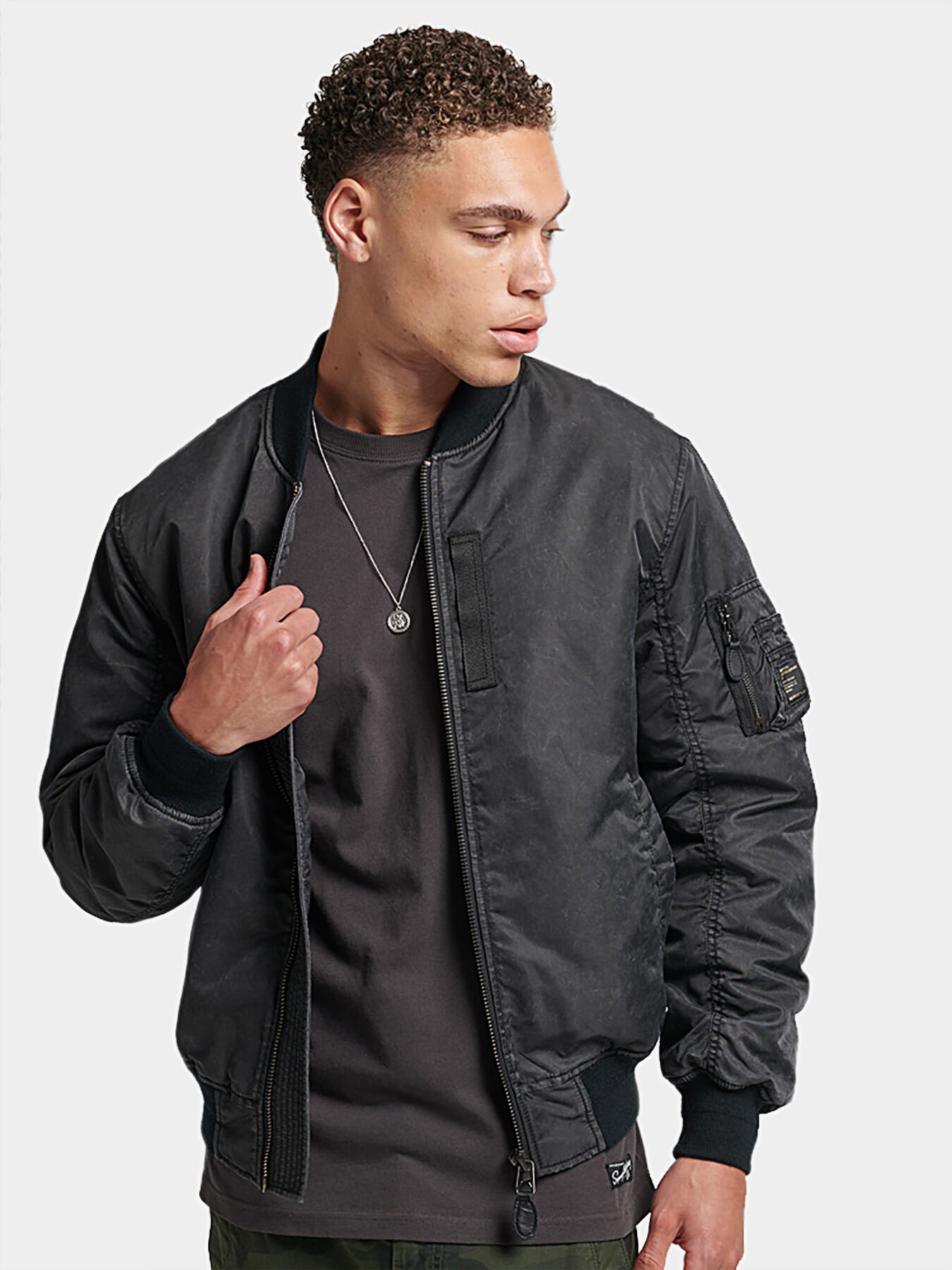 Black bomber jacket brand SUPERDRY Globalbrandsstore en