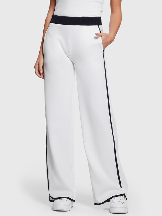 Бял спортен панталон с контрастна лента  - 1