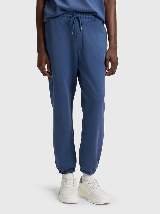 Памучен спортен панталон с лого принт - 1