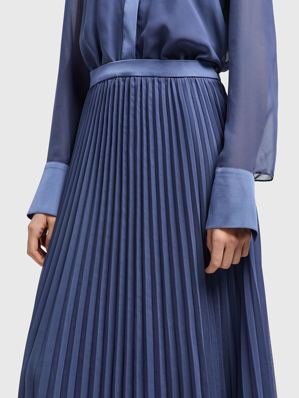 Pleated maxi dress with long sleeves - 3