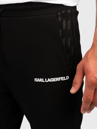Black sports trousers with contrast logo - 4