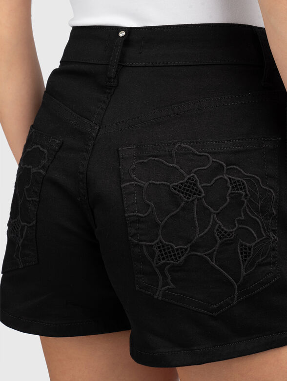 Short pants with floral embroidery - 3