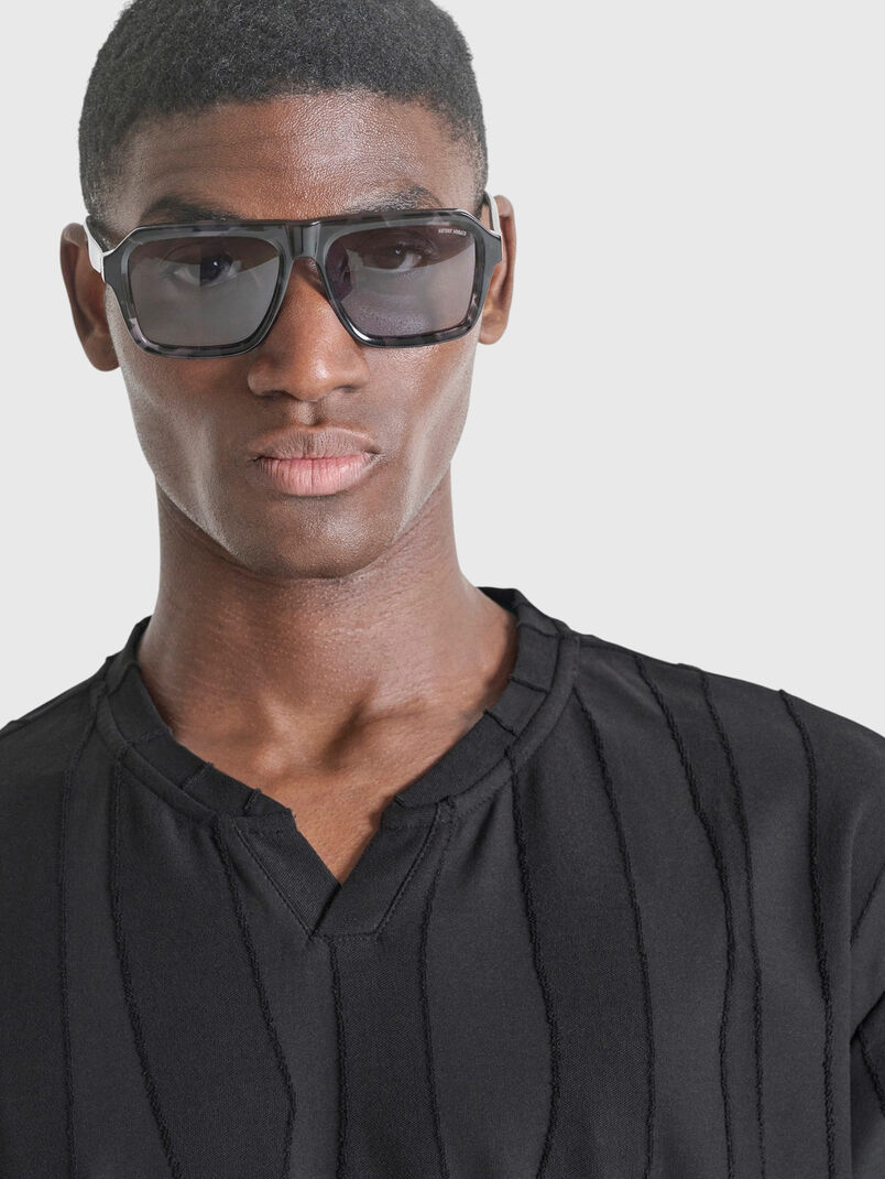 T-shirt with a V-neck - 3