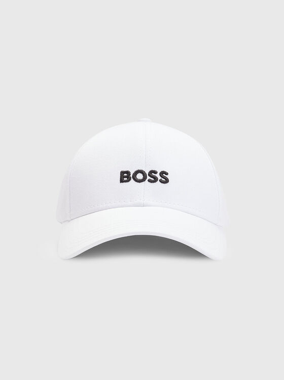 Бяла шапка с козирка и контрастно лого - 1