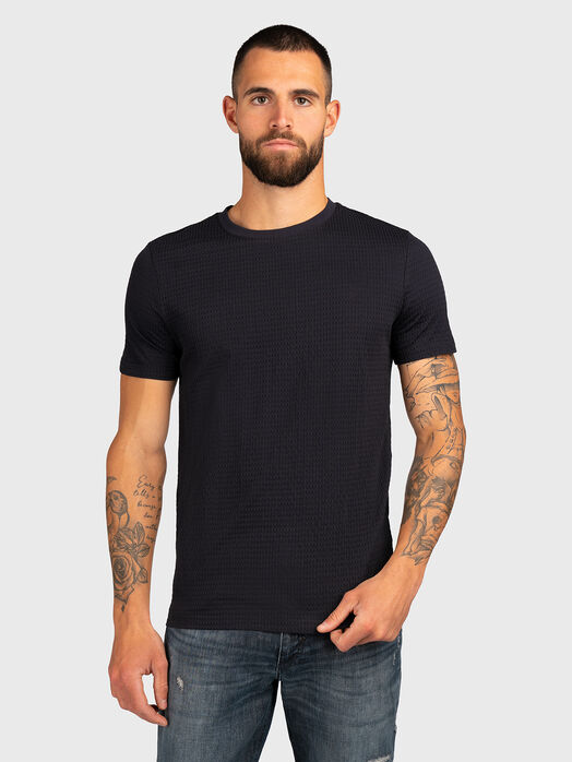 Dark blue t-shirt with slim fit