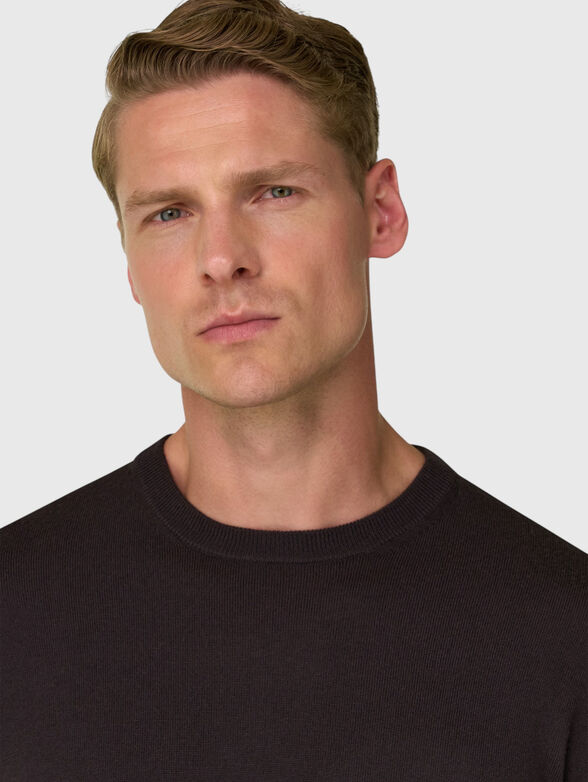 Sweater with an oval neckline - 4