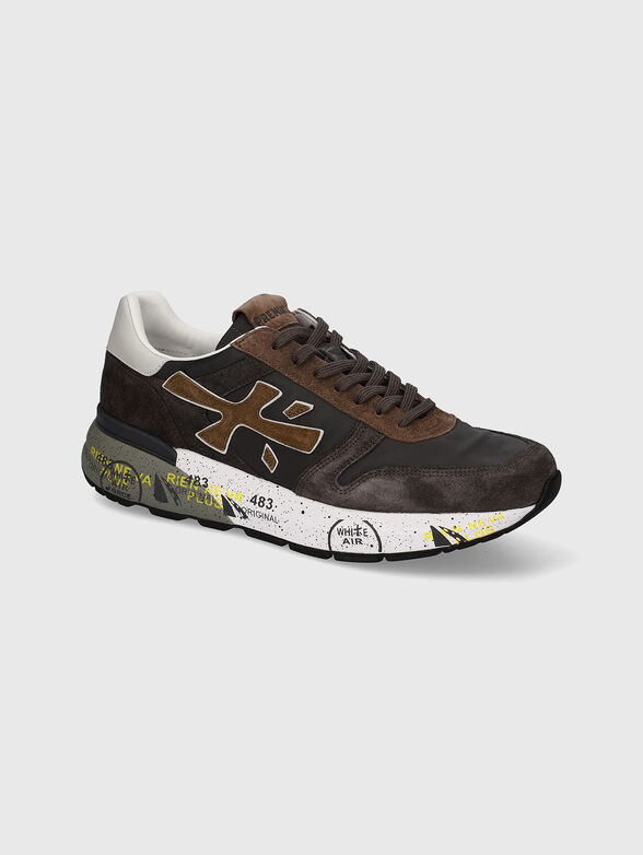 Sneakers with a contrasting logo - 5