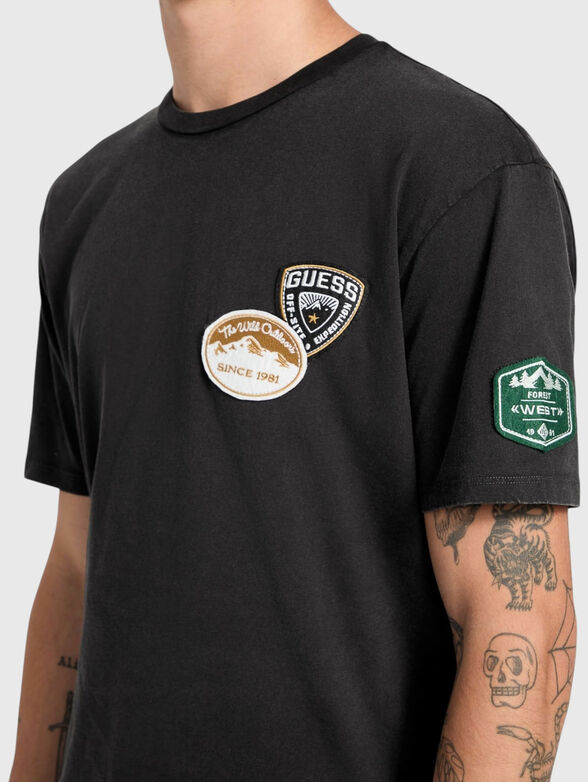 Beige T-shirt with appliqu&eacute;s - 4