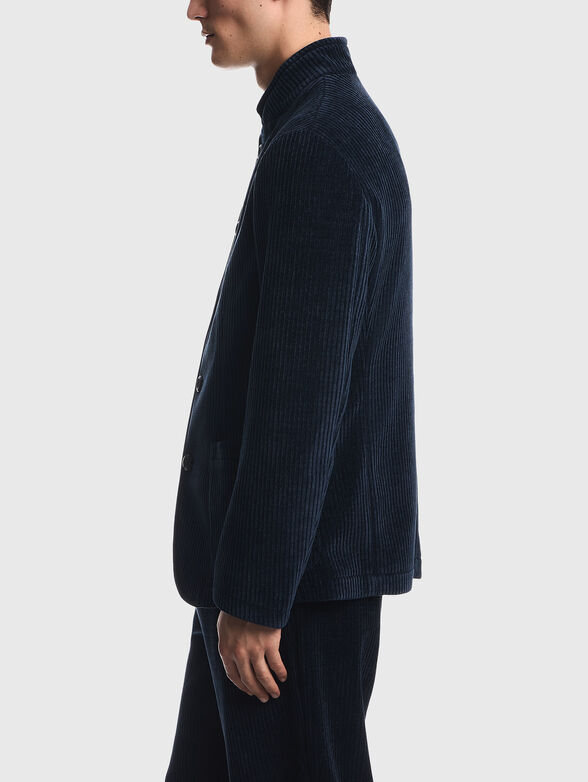 Jacket with an asymmetrical closure - 5