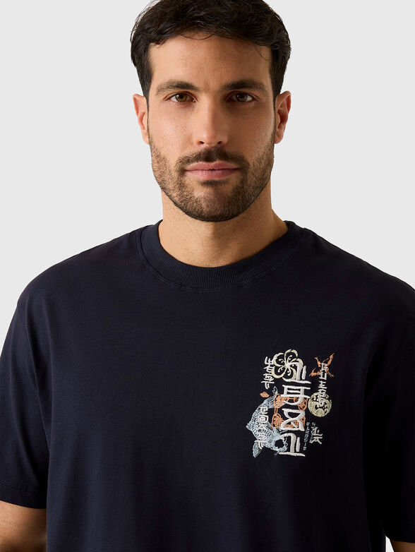 Cotton T-shirt with an accent on the back - 3