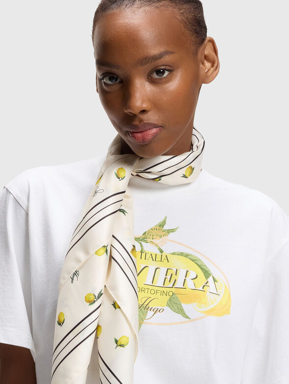 Scarf with a statement print - 4