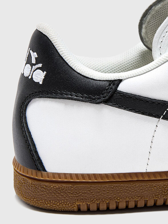 Sports shoes with contrasting logo - 4