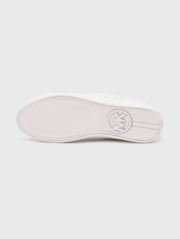 White sports shoes with accent logo - 5