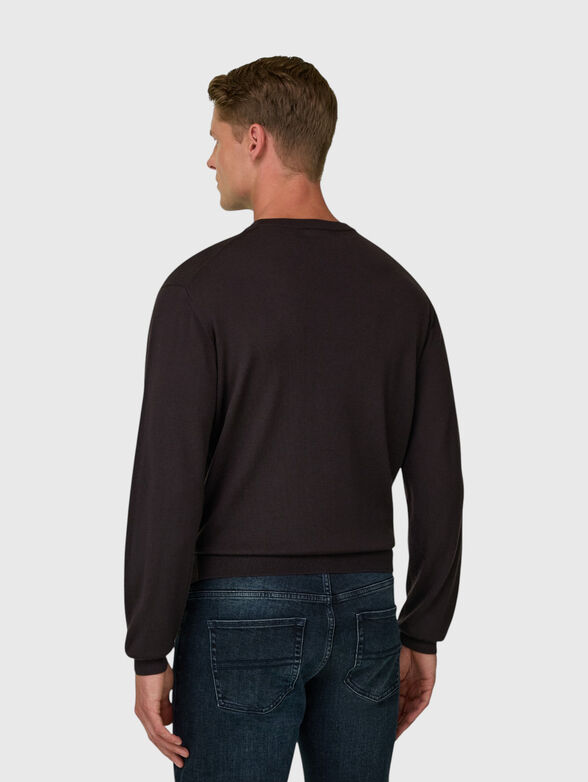 Sweater with an oval neckline - 3