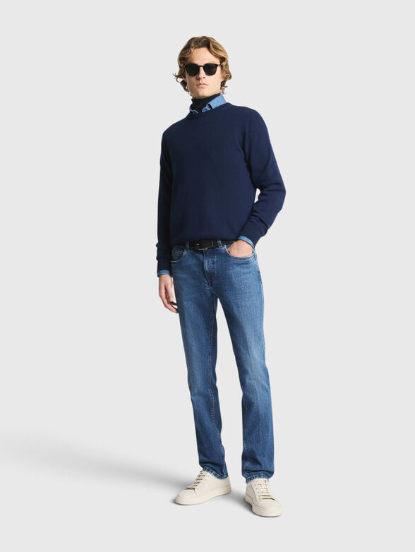 Cashmere sweater with an oval neckline - 2
