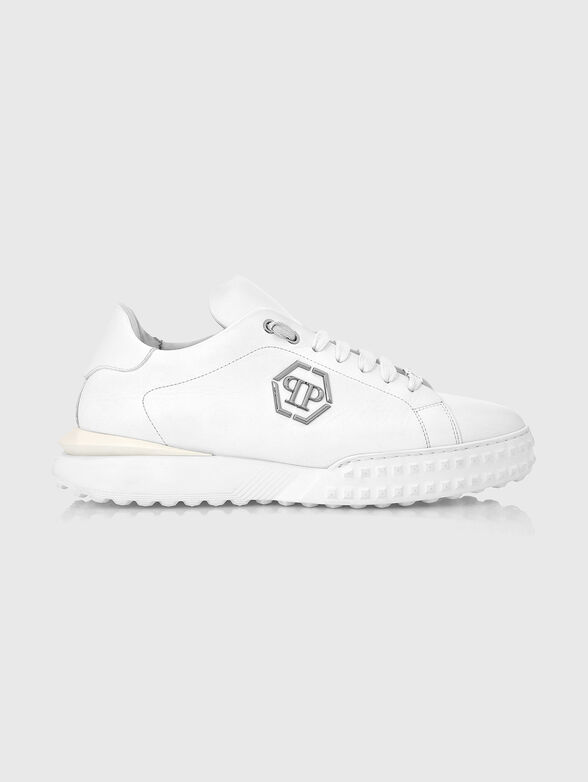 Sports shoes in black with logo accent  - 1