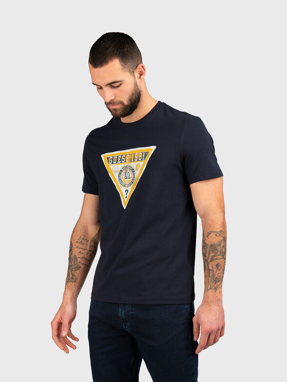 T-shirt in black with triangular logo print - 1