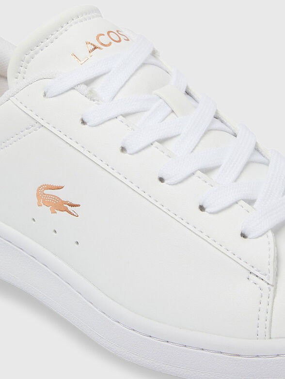 Sports shoes with contrasting details - 4