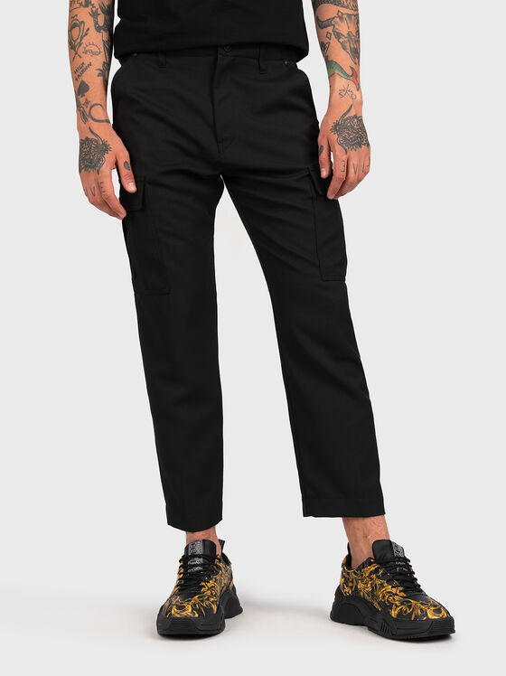 Черен карго панталон с лого патч - 1