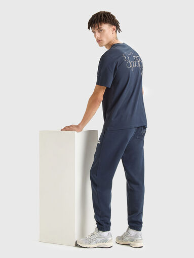 Unisex T-shirt with an accent logo print - 5