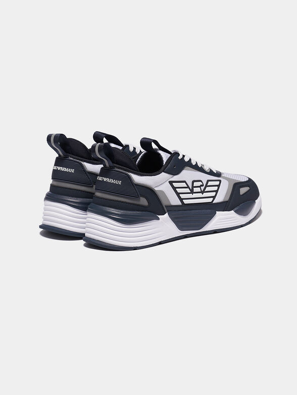 Sneakers with contrasting details - 2