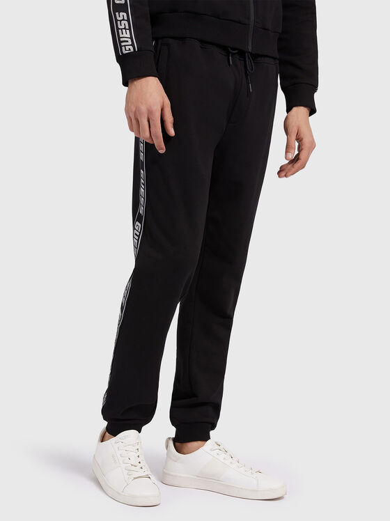 Черен спортен панталон с лого кант - 1
