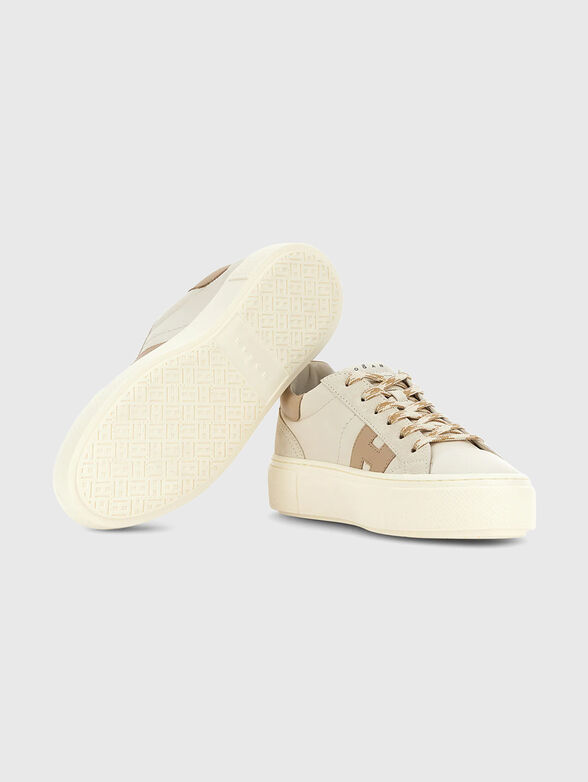 Sneakers with a contrasting logo - 4