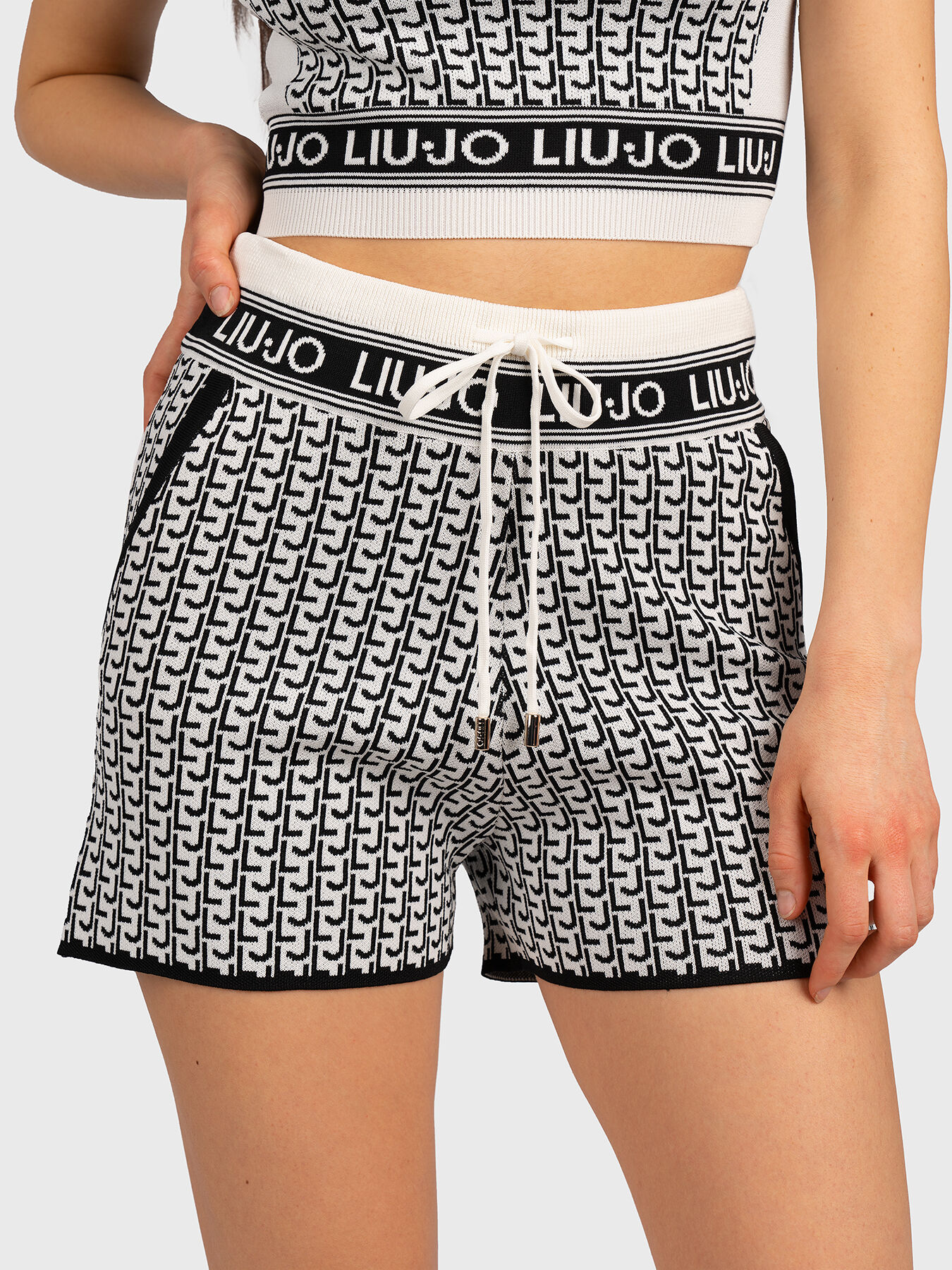 ショートパンツ LIU JO Woman Short Black WA5441T4282 22222 Short in cotone con fiocco colore nero | Liu Jo