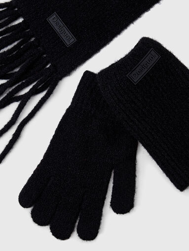 Scarf and gloves set in black - 4