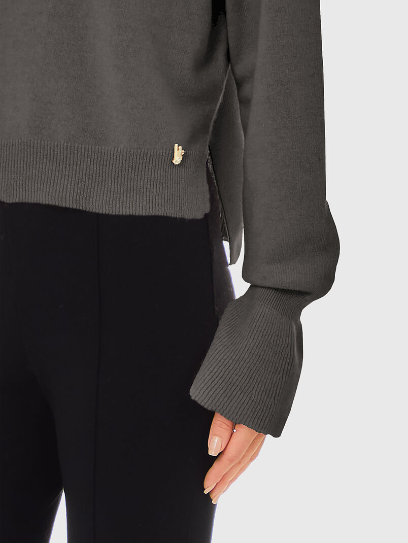 Sweater with accent cuffs in beige - 3