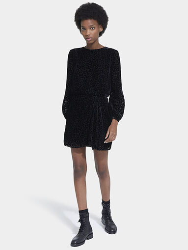 Dress with long sleeve and floral accents - 4