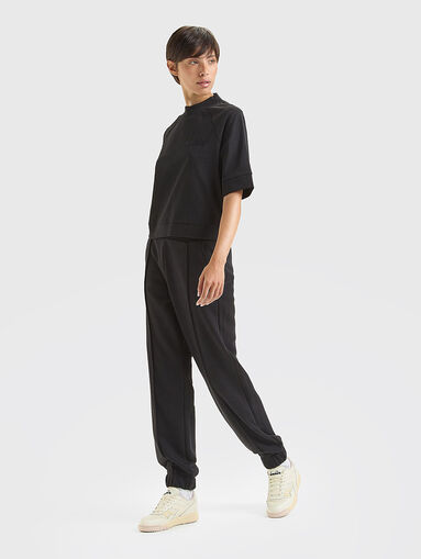 Черна памучна тениска с бродирано лого - 5