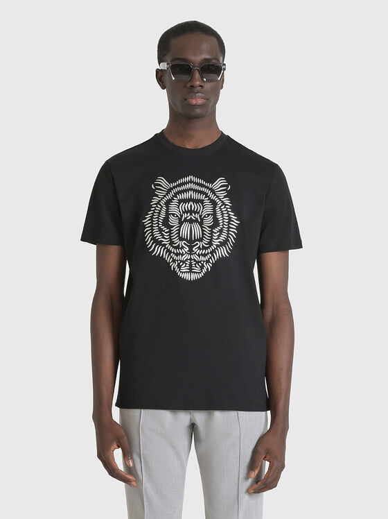 Черна тениска с релефен принт  - 1