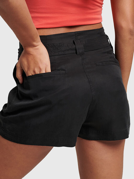 Къси панталони с колан - 2