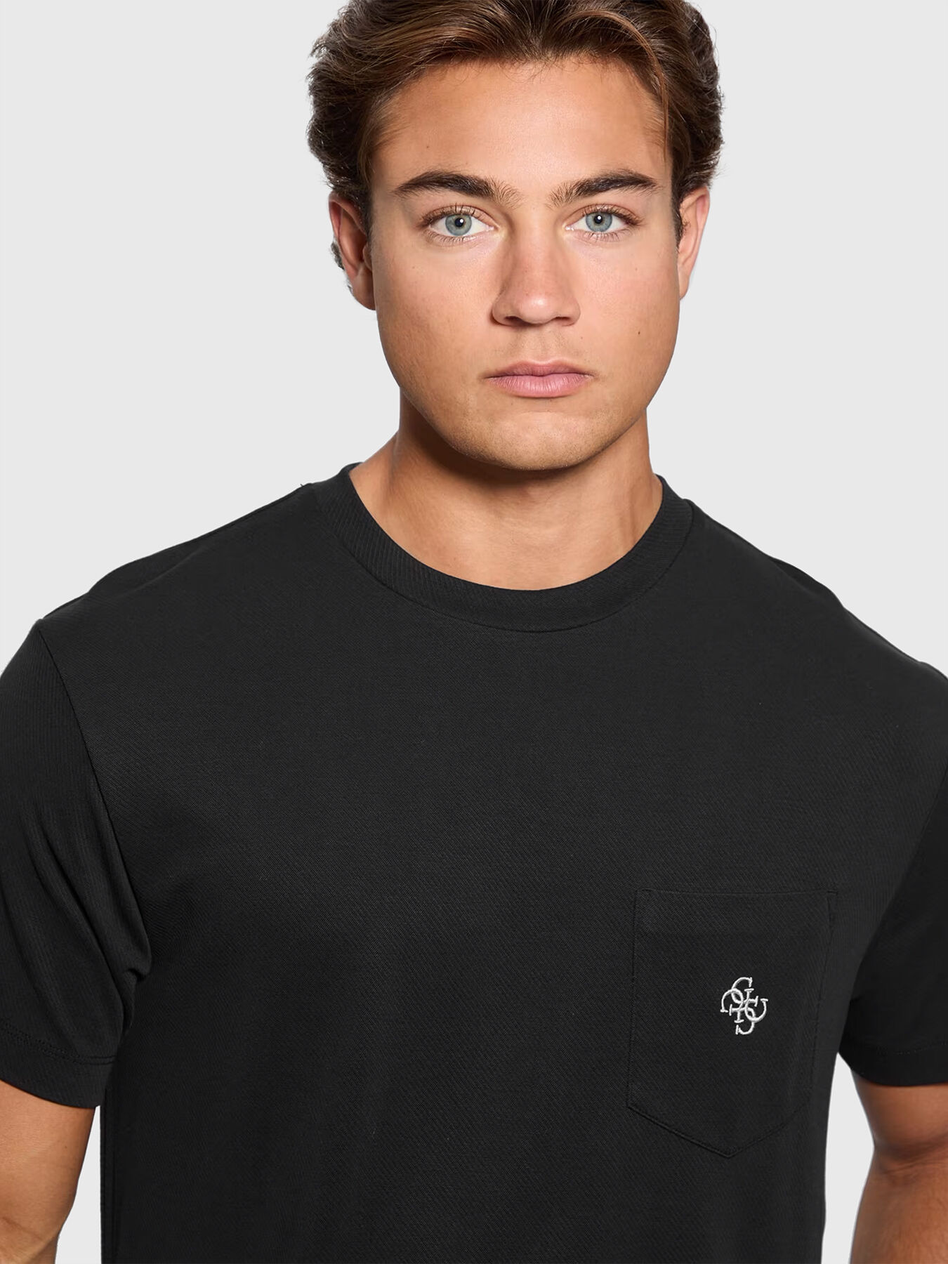 Tシャツ・カットソー EMBROIDERED 4G LOGO T-SHIRT T-shirt with 4G logo embroidery brand GUESS