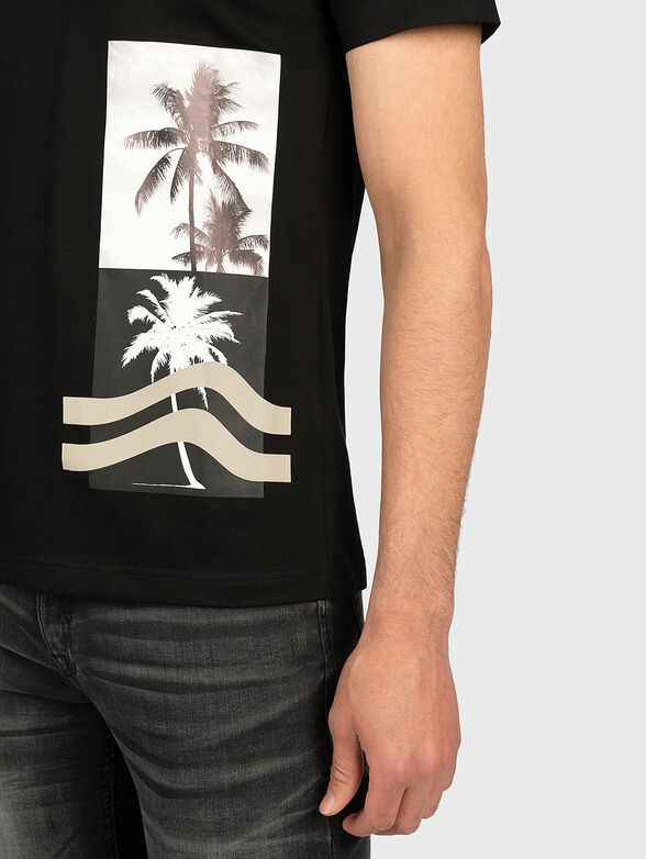 Black t-shirt with contrasting details - 3