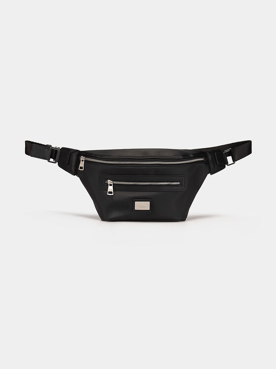Черна чанта за кръст с метален лого детайл - 1