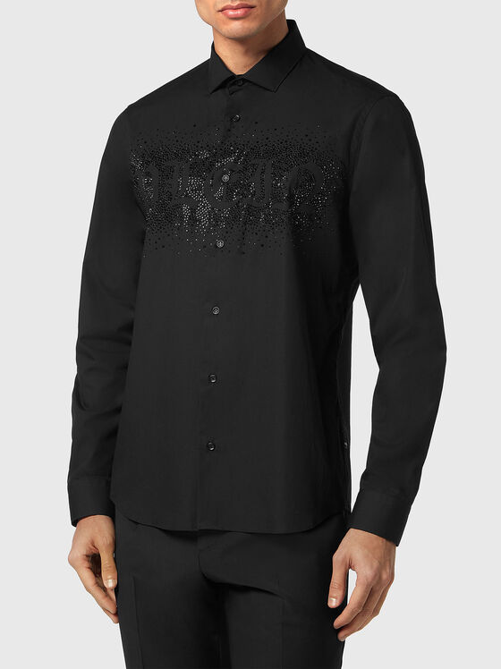 Черна памучна риза с готически лого акцент - 1