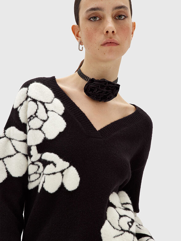 Pullover with V-neck - 3