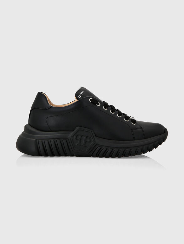 Black sports shoes with metal logo detail - 1