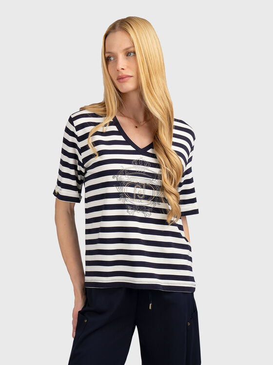 Раирана тениска с V-образно деколте и капси - 1