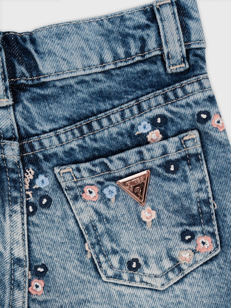 Short denim pants with floral embroidery - 3